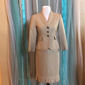 Tahari Arthur S Levine 2 piece petite suit, 0p